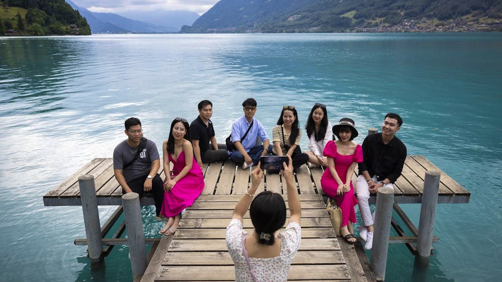 Sono migliaia ogni giorno i turisti specialmente asiatici che visitano il piccolo villaggio del Canton Berna.