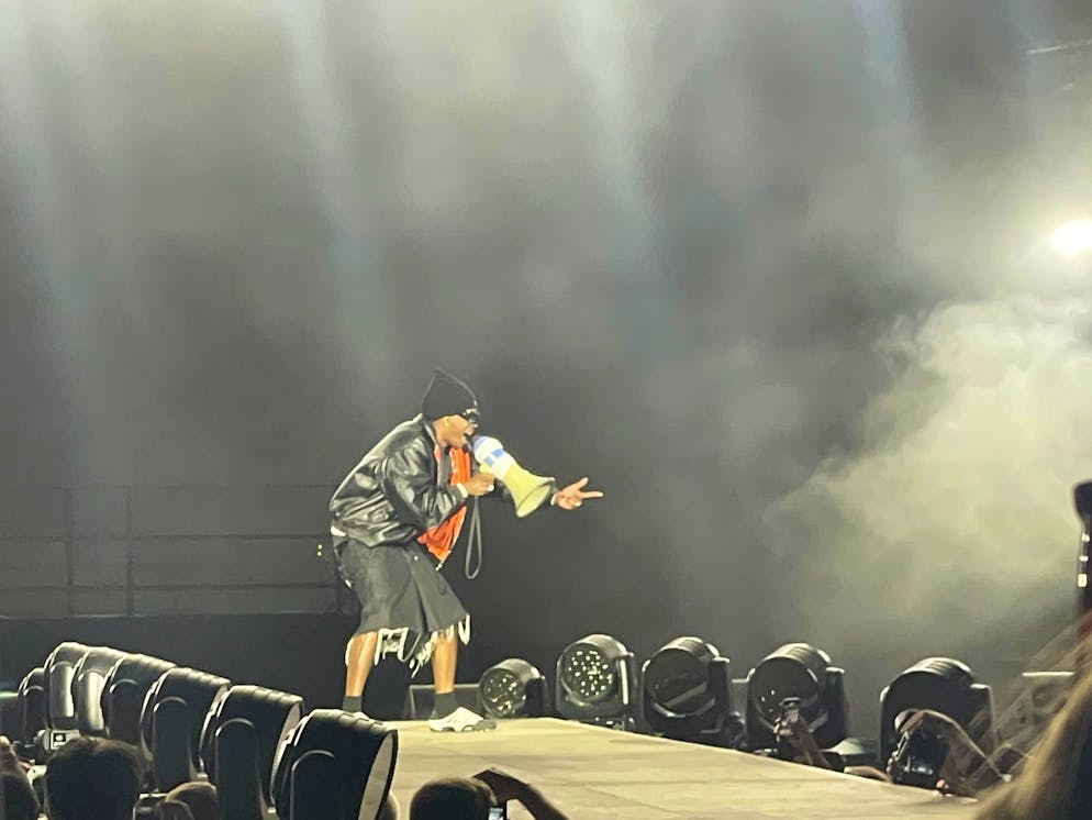 ASAP Rocky. Und damit ihn auch alle hören, hat er gleich noch ein Megafon dabei.