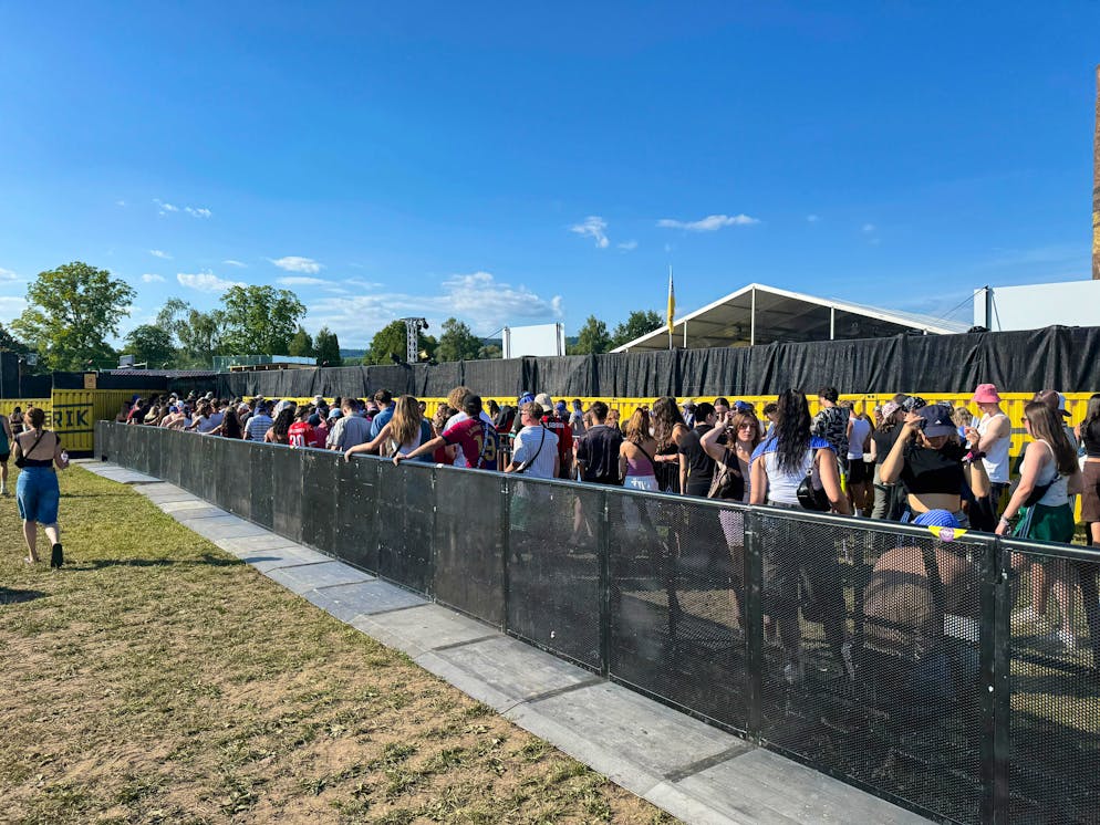 Die Schlange vor dem Einlass zur LaFabrik-Bühne.