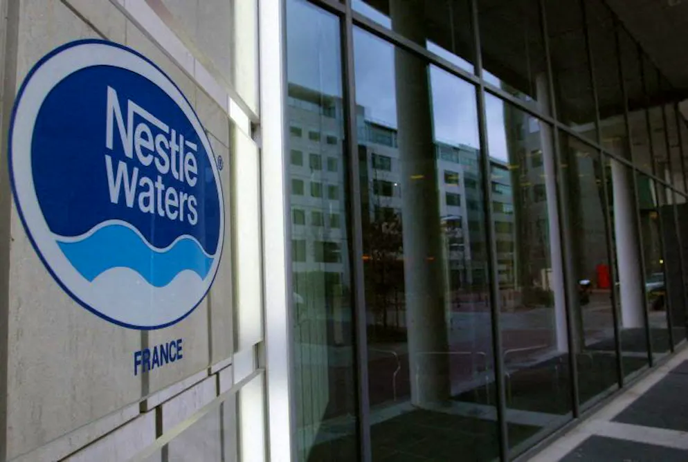 Vue de l’entrée du siège du groupe Nestlé Waters France (Vittel, Contrex, Perrier), prise le 23 janvier 2004 à Issy-les-Moulineaux.