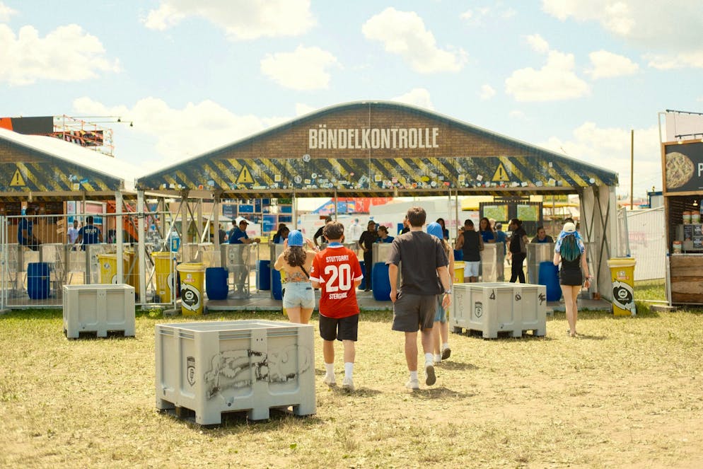 Das Festivalgelände füllt sich langsam mit den ersten Gästen.