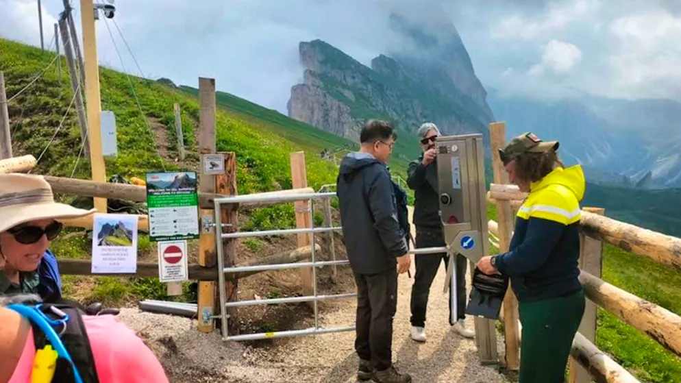 «Acte de protestation». Il installe une barrière payante sur un sentier de randonnée!