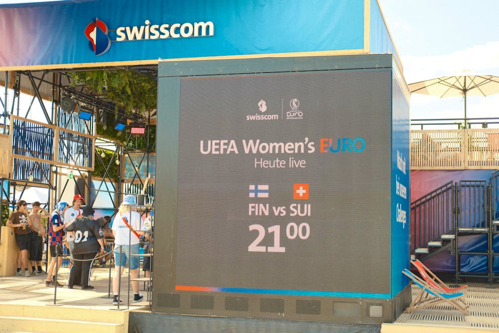 Beim Swisscom-Stand ist alles bereit für den Anpfiff um 21 Uhr.