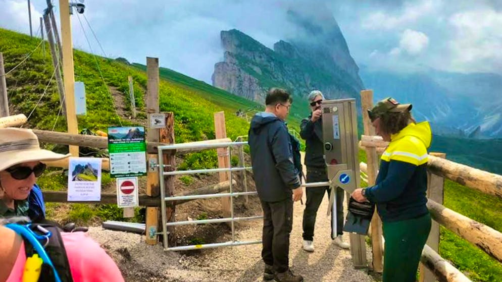 «Basta influencer sulle Dolomiti». Contadino installa un tornello da 5 euro per protesta contro il turismo di massa