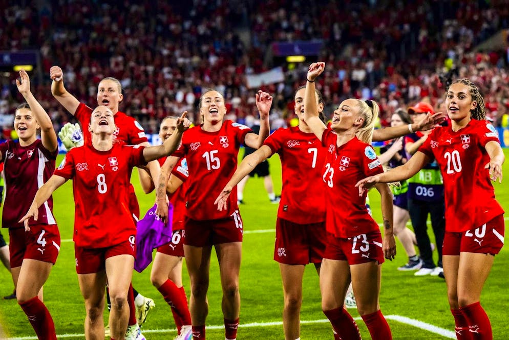 Giocatrici della Svizzera festeggiano la qualificazione ai quarti.