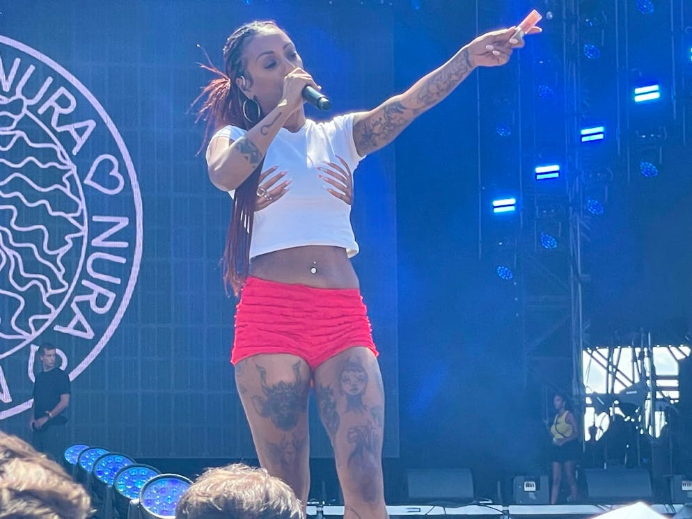 Openair Frauenfeld 2025. Rapperin Nura macht gleich zum Start ihres Gigs auf der Arena Stage eine klare Ansage.