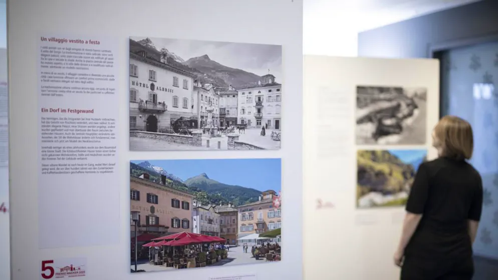 La mostra fotografica affacciata sulla Piazza comunale di Poschiavo, il Comune che ha ricevuto il Premio Wakker 2025.