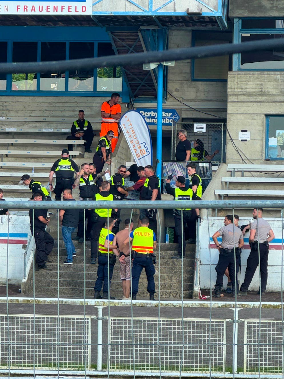 Nanu, was war denn da los? Ein Festivalgänger wurde von der Polizei in Gewahrsam genommen. 