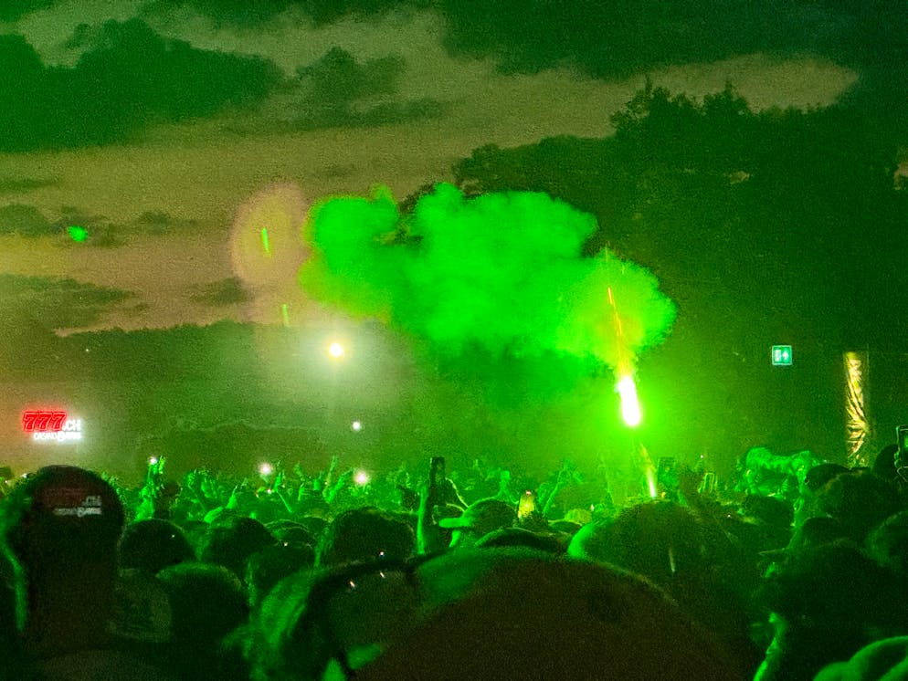 Openair Frauenfeld 2025. Bei Ken Carson werden Pyros in verschiedenen Farben gezündet.