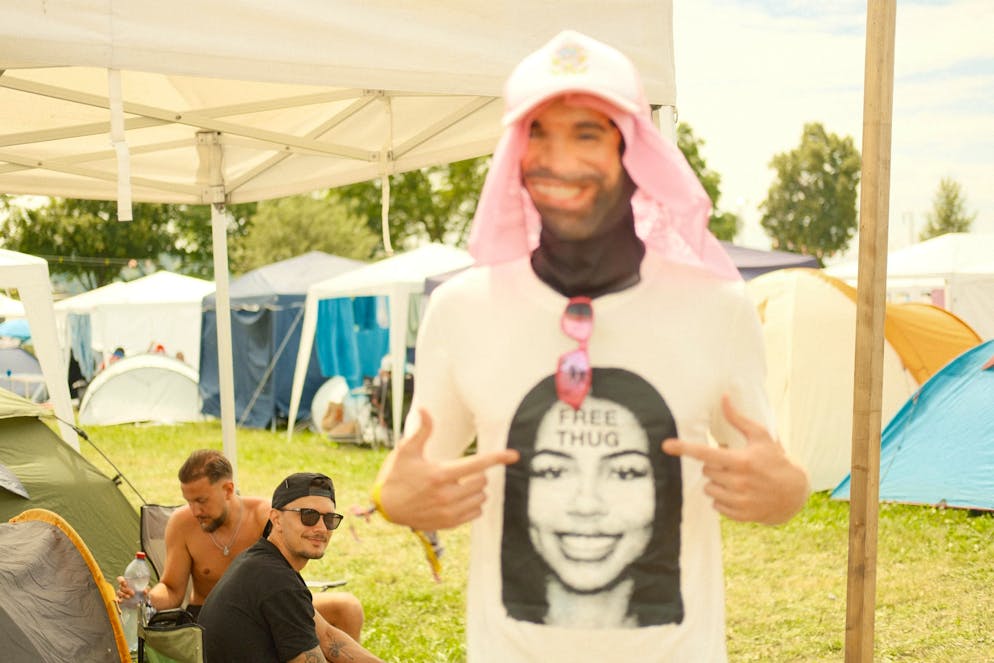 Mood OAF Freitag. Ob mit dieser Maske das auf dem Shirt angepriesene Angebot auch rege genutzt wird?