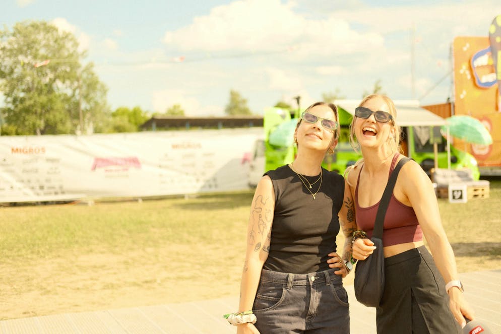 Mood OAF Freitag. Auch am Freitagnachmittag ist die Stimmung auf dem Festivalgelände fröhlich.