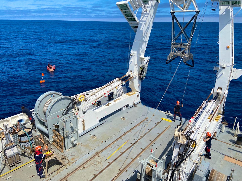 Etliche Staaten entsorgten vor Jahrzehnten mitten im Atlantik Fässer mit Atommüll. Wo genau sie sind, war lange unklar - jetzt hat ein Forschendenteam rund 3.350 Fässer verortet.