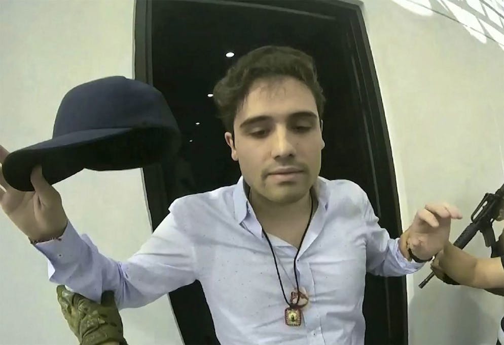 Cette image extraite d'une vidéo fournie par le gouvernement mexicain montre Ovidio Guzman Lopez en état d'arrestation à Culiacan, au Mexique, le 17 octobre 2019.