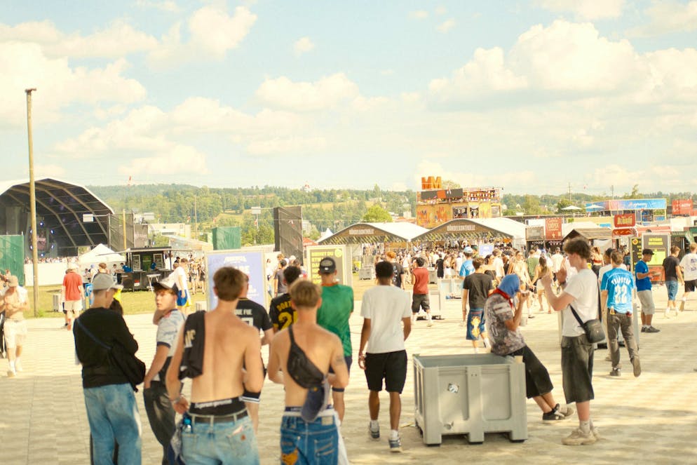 Mood OAF Freitag. Acts wie Nura oder SahBabii haben bereits auf der Arena Stage abgeliefert.