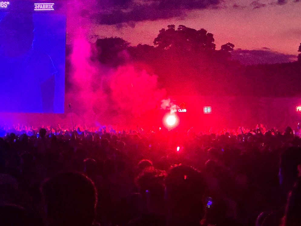 Ken Carson. Die Fans lassen sie wieder zum Abzünden von Pyros hinreissen. Und zwar in roter...