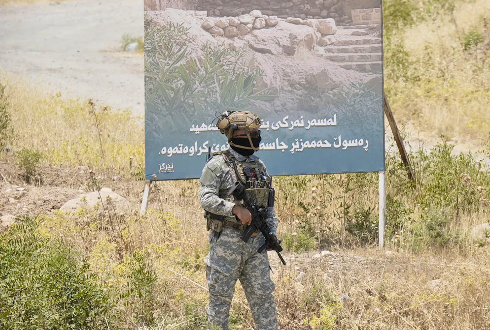 Les forces de l'administration régionale kurde sécurisent la zone de la grotte de Jasana avant une cérémonie symbolique de désarmement du groupe séparatiste PKK dans le cadre du processus de paix avec la Turquie, dans la province de Souleimaniye, en Irak, le vendredi 11 juillet 2025. (AP Photo/Hadi Mizban)