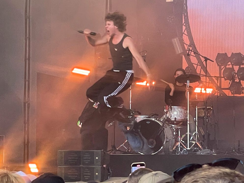 Openair Frauenfeld 2025. Zartmann beweist bei seinem Auftritt vollen Körpereinsatz.