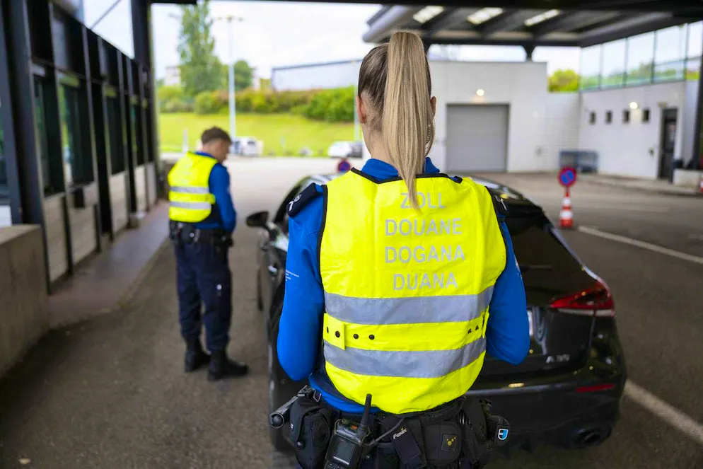 Customs staff have discovered 365,000 euros in cash.