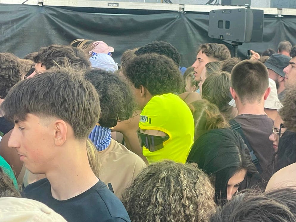 Die Vermummung ist praktisch. Es hilft gegen Sonnenbrand, Mücken und und und …