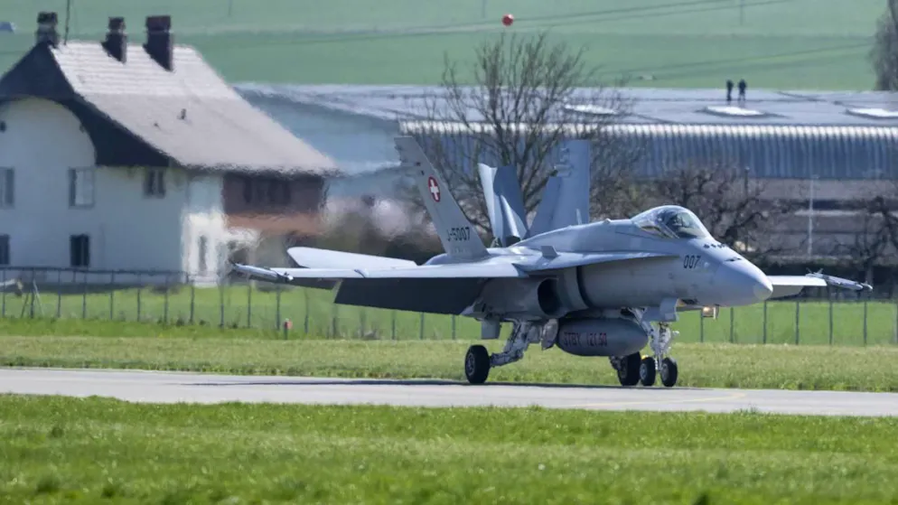 Un F/A-18 dell'esercito svizzero fotografalo lo scorso 31 marzo all'aeroporto di Berna-Belp