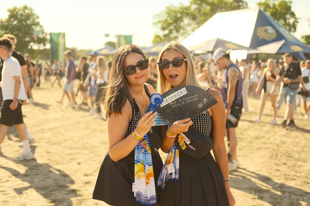 OAF 2025: Hot, hot, hotter am Finaltag. Hot, hot, hotter: Der Samstag hat es in sich. Mini-Ventilator und Fächer sind eine gute Idee. 