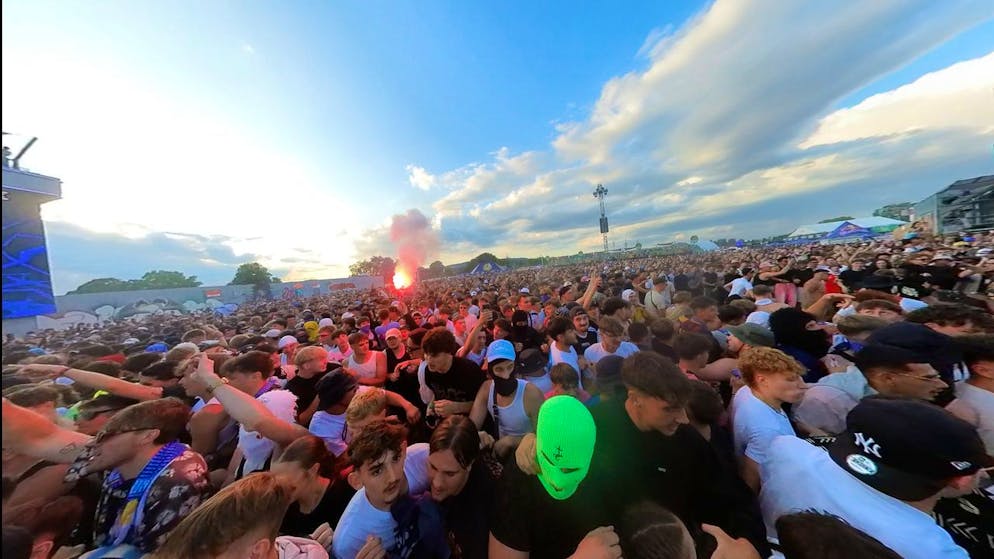 Selenas erster Moshpit: Die Fotos aus dem Epizentrum. Puh, help! Blaue Flecken ahooiiii. 