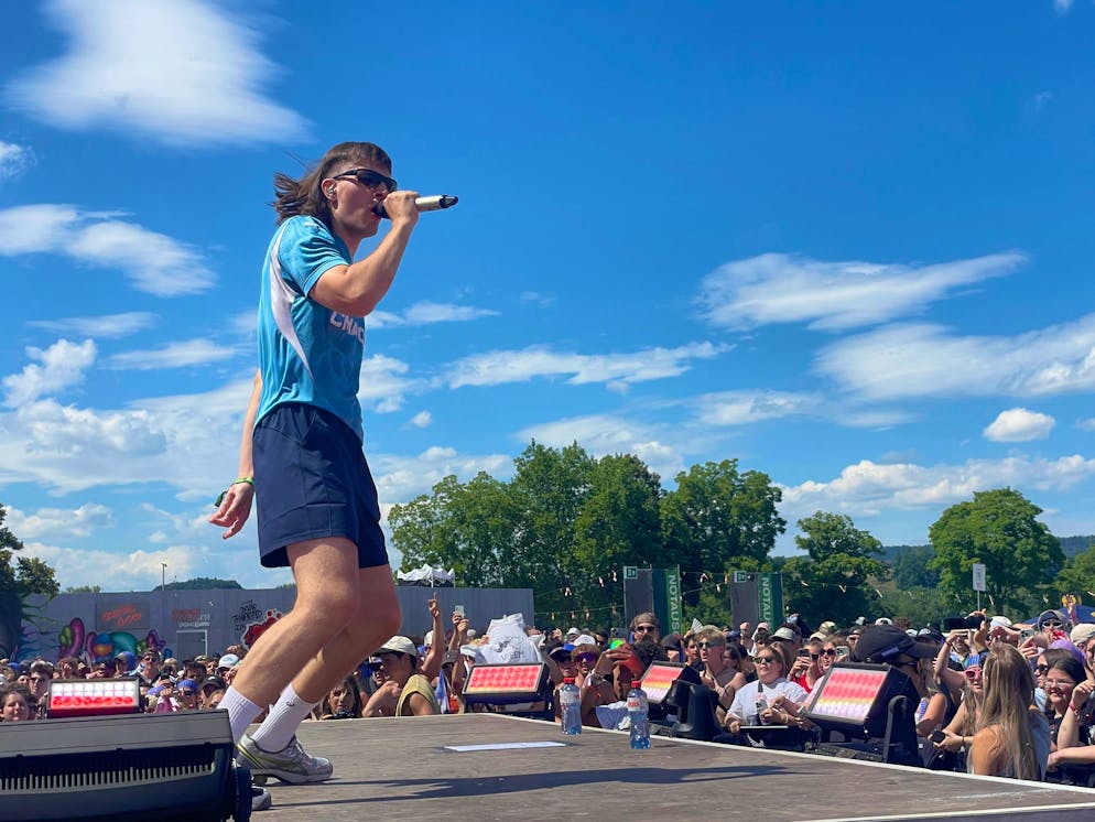 OAF 2025: Chillin' Samstag, Ruhe vor dem Sturm. Jule X is on Fire: «Wer hat einen Kater?»