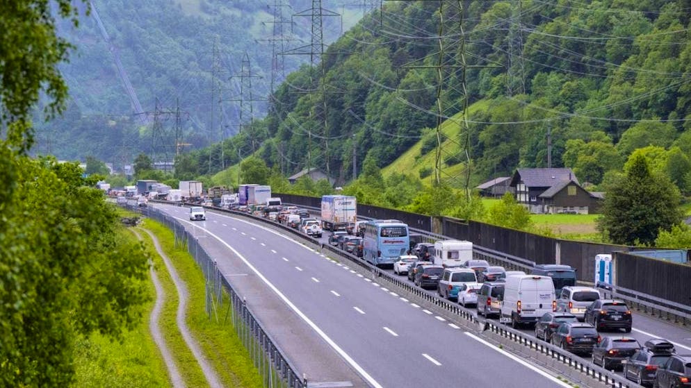 There is a long traffic jam at the Gotthard. (archive picture)