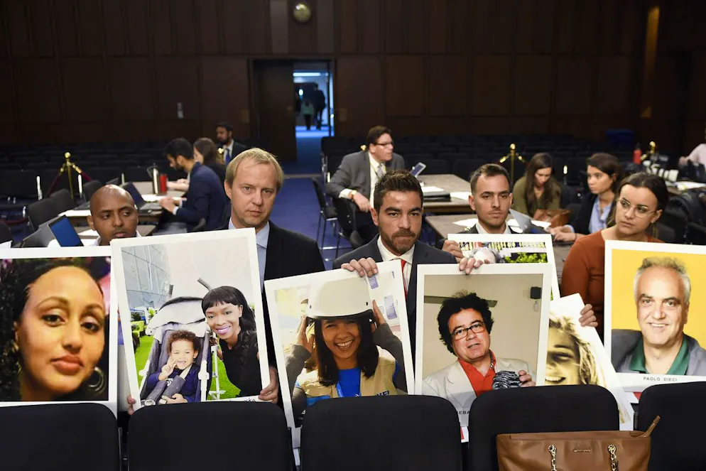 Des personnes tenant des photos des victimes des vols Ethiopian Airlines 302 et Lion Air 610 attendent le début d’une audition du Comité sénatorial sur le commerce, la science et les transports, à Washington, mardi 29 octobre 2019.