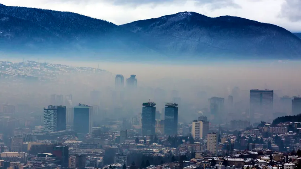 Una immagine di Sarajevo avvolta dalla nebbia