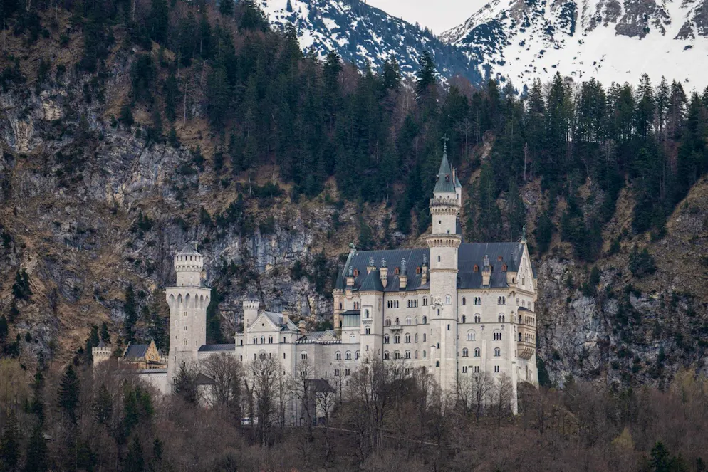 Le château de Neuschwanstein, près de Füssen, dans les Alpes de l’Allgäu, au sud de l’Allemagne, photographié le 3 avril 2024.