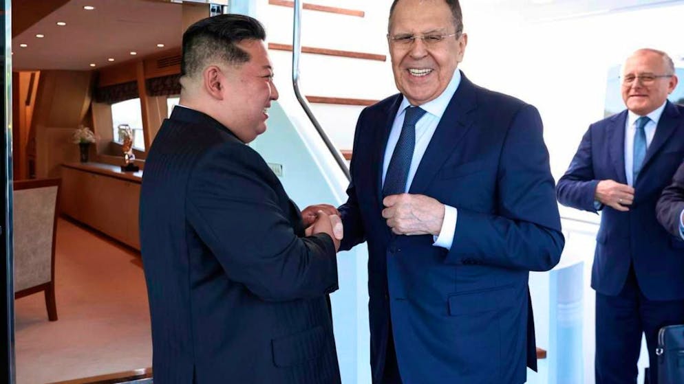 dpatopbilder - HANDOUT - Auf diesem vom Pressedienst des russischen Außenministeriums via AP veröffentlichten Foto geben sich der russische Außenminister Sergej Lawrow (M) und Nordkoreas Machthaber Kim Jong Un (l) während ihres Treffens in Wonsan die Hand. Foto: Uncredited/Russian Foreign Ministry Press Service/AP/dpa - ACHTUNG: Nur zur redaktionellen Verwendung und nur mit vollständiger Nennung des vorstehenden Credits