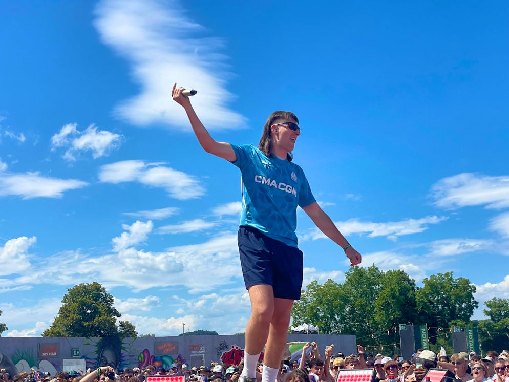 OAF 2025: Chillin' Samstag, Ruhe vor dem Sturm.  Jule X: «Es gibt heute eine Regel: Beim ersten Moshpit sind keine Männner erlaubt!!! Typen haltet eure Freunde fest.»