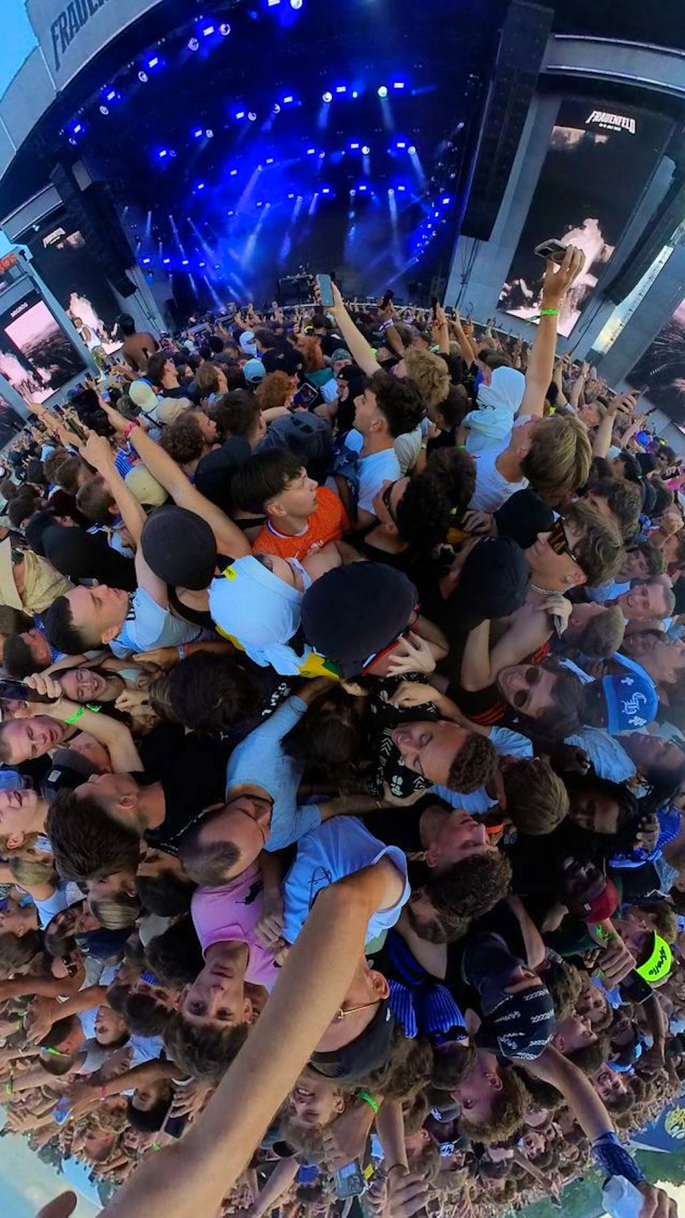 Selenas erster Moshpit: Die Fotos aus dem Epizentrum. Weil es gerade so schön ist – und wir safe – noch ein Bildli.