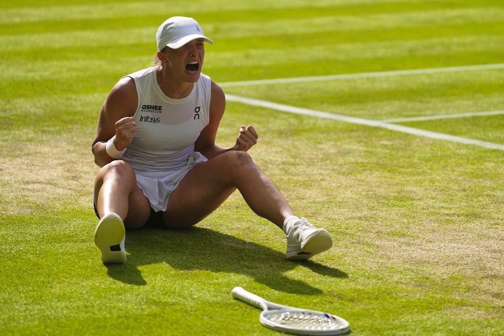 Iga Swiatek celebra la prima vittoria assoluta sul prato di Wimbledon.