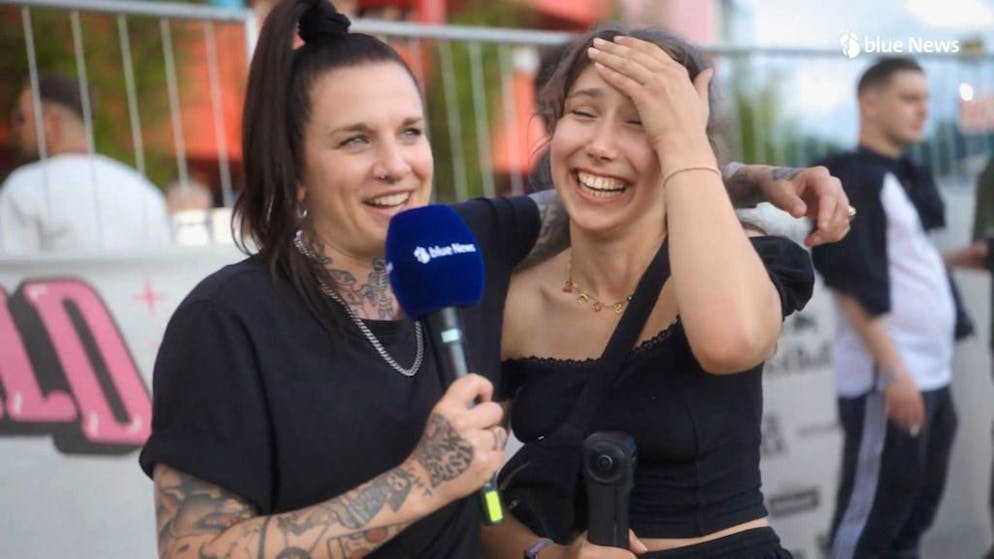 Selenas erster Moshpit: Die Fotos aus dem Epizentrum. Selena hat's geschafft – ist noch ganz. «Meine Füsse wurden zertrampelt, aber die Leute waren respektvoll!» – lautet ihr Fazit. blue Music Host Bettina Bestgen hat die nächste Probe parat für Selena: Stagediving.