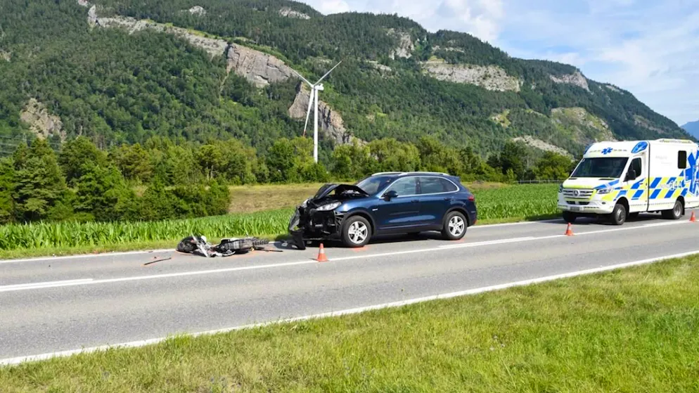 Nello scontro il motociclista ha riportato lesioni gravi.