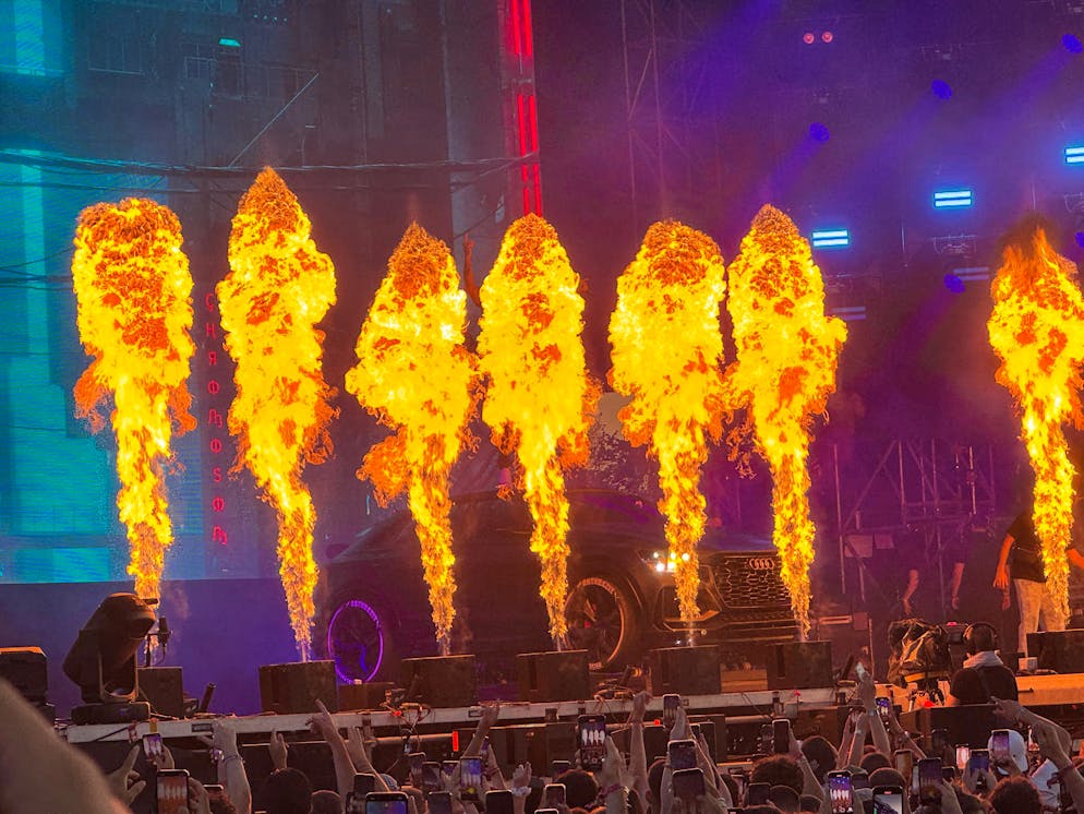 RAF Camora am OAF 2025. Der österreichische Rapstar beginnt seine Show mit viel Pyros. 