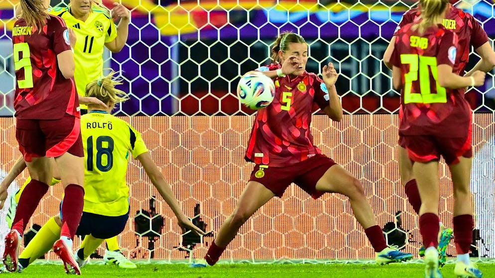 Hand on the line - Carlotta Wamser saw red for this.