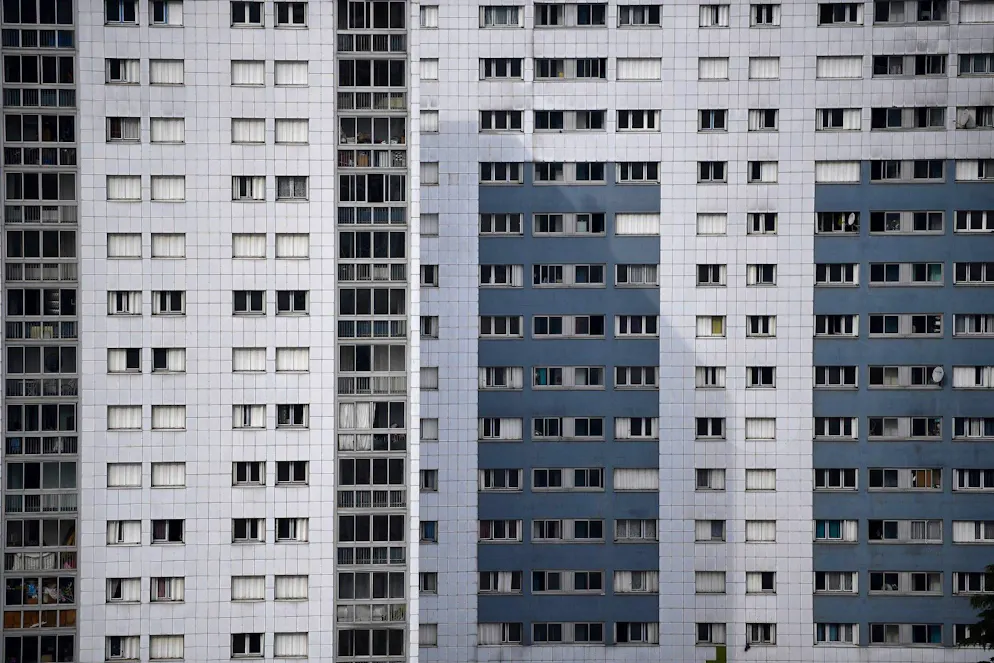 La façade d’une tour, à Mantes-la-Jolie, près de Paris, en 2022 (archive). 