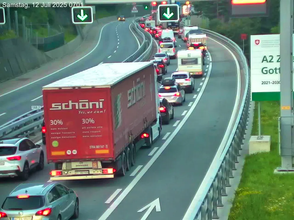 Attention vacation traffic: 11 km traffic jam on the Gotthard - bypass recommended.