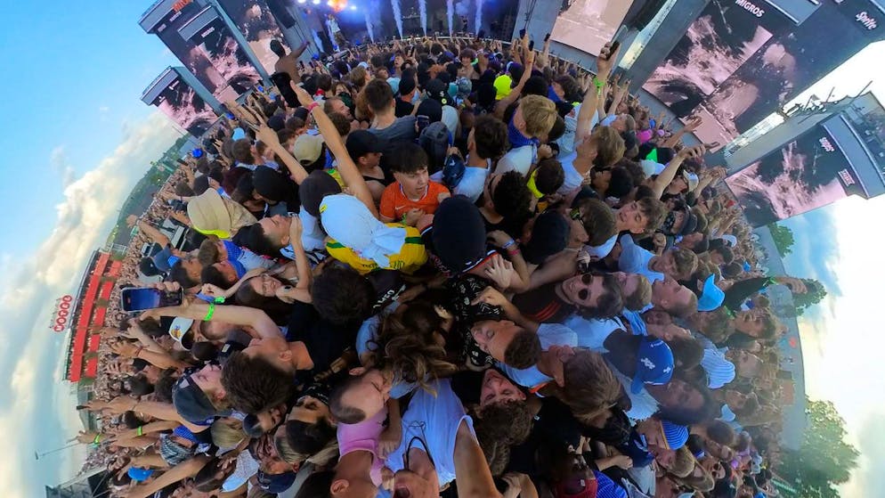 Selenas erster Moshpit: Die Fotos aus dem Epizentrum. Und die Pics vom Moshpit am Luciano Konzert lassen sich sehen. 