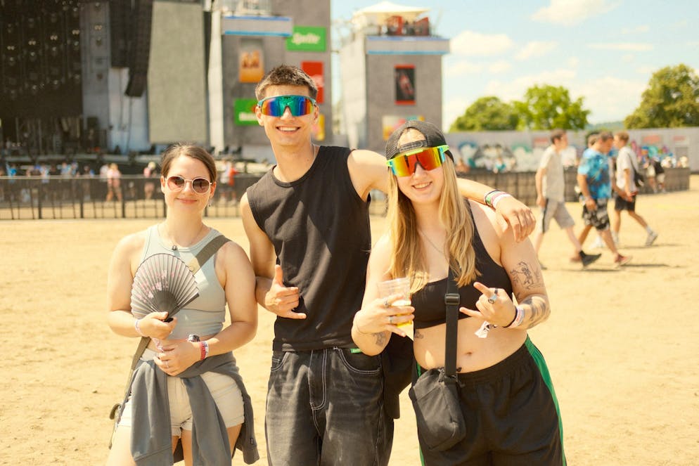OAF 2025: Chillin' Samstag, Ruhe vor dem Sturm. Happy Festivalbesucher: «Mein Highlight: habe mein Zelt wiedergefunden. Und es wurde nur ein Stuhl geklaut!»