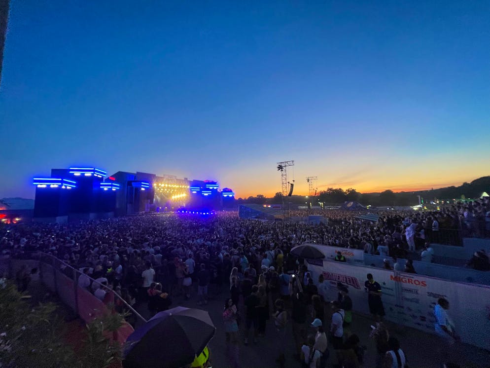 RAF Camora zieht das OAF-Publikum an. Volles Gelände!