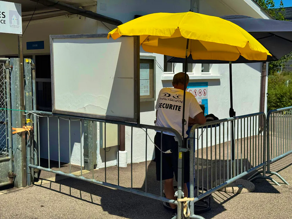 La piscine de Porrentruy n'a pas seulement un maître-nageur, mais aussi plusieurs employés de sécurité.