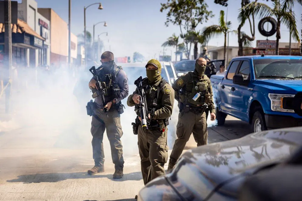 Des agents des douanes et de la police aux frontières des États-Unis (CBP), au sud de Los Angeles, en Californie, le 20 juin 2025.
