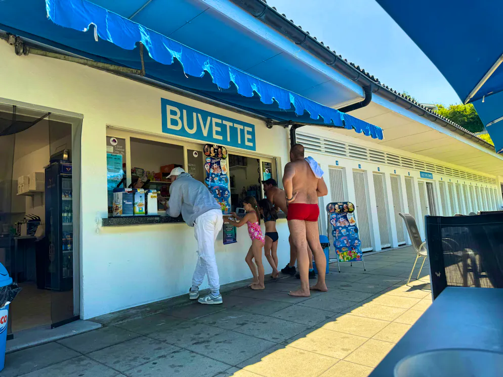 La buvette de la Piscine de Porrentruy sert également des nuggets de poulet et de la bière sur place.