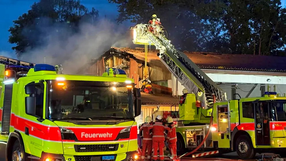 Per domare le fiamme si è reso necessario l'intervento di imponenti mezzi.