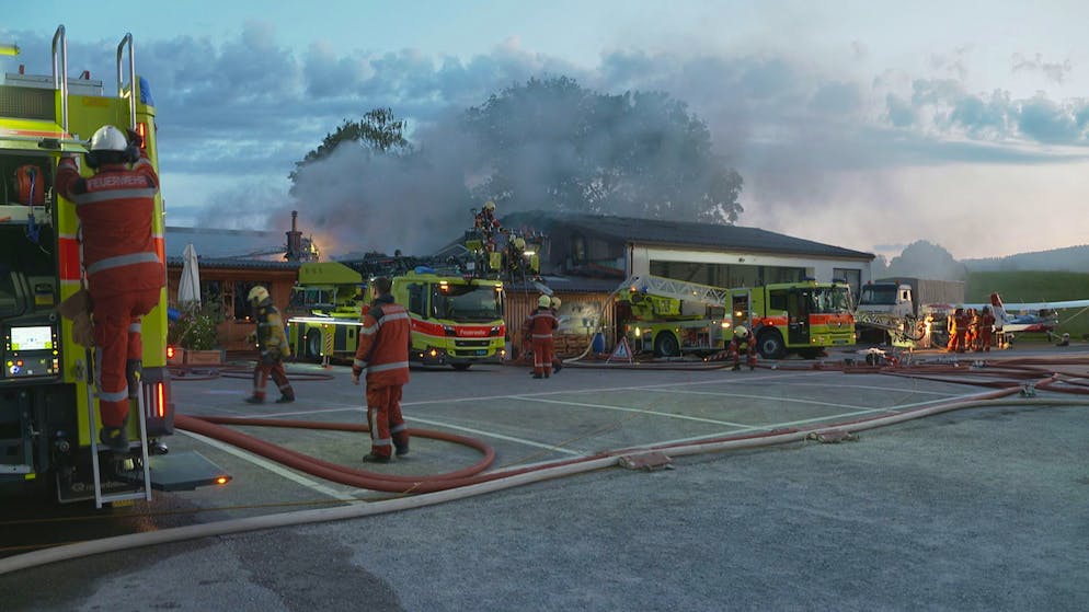 Grossbrand Restaurant «Speck». Über 100 Kräfte stehen beim Grossbrand im Einsatz. 
