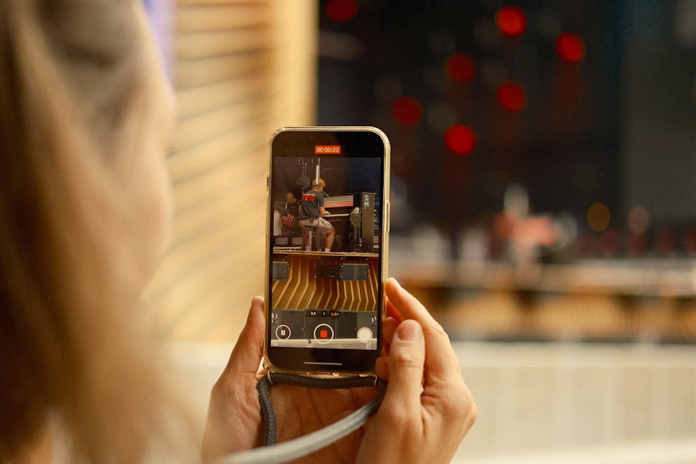 M&S 1. Samu Haber beschliesst den heutigen Abend. Bereits beim Soundcheck sind Aufnahmen von ihm gefragt.